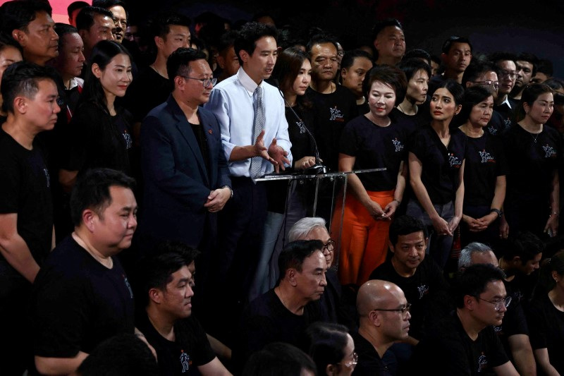 &copy; Reuters. Former Move Forward Party leader Pita Limjaroenrat speaks at a press conference as former MFP MPs stand with him, after Thailand's Constitutional Court delivers its verdict on a case seeking the dissolution of the opposite group over its call for lese-maj