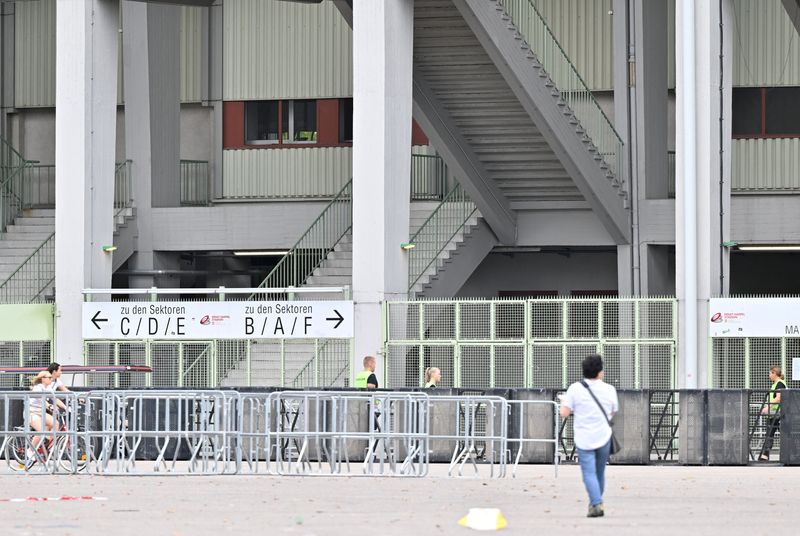 © Reuters. People and security walk outside Happel stadium after Taylor Swift's three concerts this week were canceled after the government confirmed a planned attack at the stadium in Vienna, Austria, August 8, 2024. REUTERS/Elisabeth Mandl