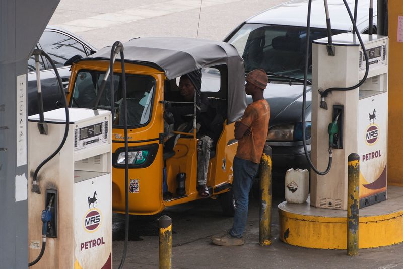 &copy; Reuters. Vehicles queue to purchase fuel at a retail station in Lagos, Nigeria August 6, 2024. REUTERS/ Francis Kokoroko