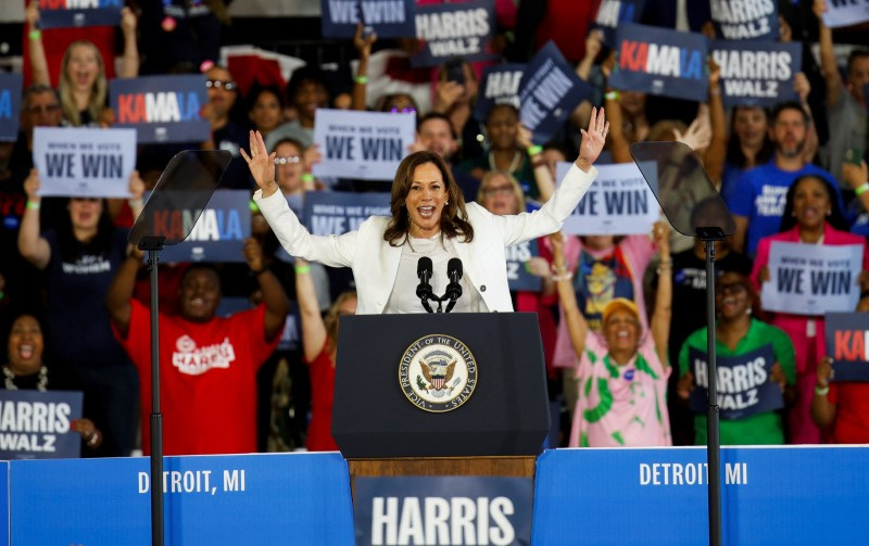 &copy; Reuters. U.S. Vice President and Democratic Presidential candidate Kamala Harris speaks to supporters during a campaign rally in Romulus, Michigan, U.S., August 7, 2024.   REUTERS/Rebecca cook