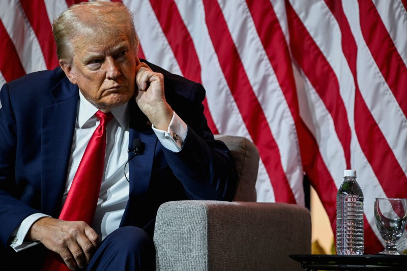 © Reuters. FILE PHOTO: Republican presidential nominee and former U.S. President Donald Trump looks on as he speaks on a panel of the National Association of Black Journalists (NABJ) convention in Chicago, Illinois, U.S. July 31, 2024. REUTERS/Vincent Alban/File Photo