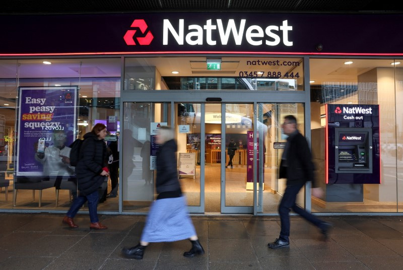 © Reuters. People walk past a Natwest Bank branch in central London, Britain November 22, 2023. REUTERS/Isabel Infantes/File Photo