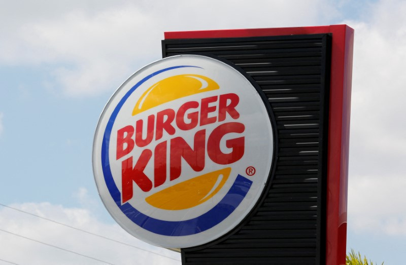 © Reuters. FILE PHOTO: The sign on a Burger King restaurant is shown in Miami, Florida October 28, 2013. Picture taken October 28, 2013.  REUTERS/Joe Skipper/File Photo