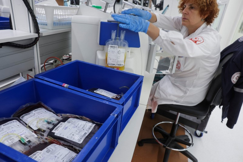 © Reuters. A laboratory technician works with donated blood at Magen David Adom's fortified underground blood services centre in Ramla, Israel, August 7, 2024. REUTERS/Ricardo Moraes