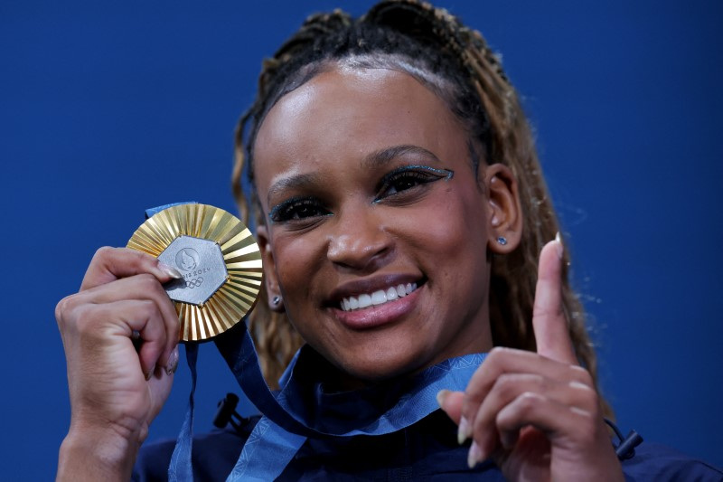 &copy; Reuters. Rebeca Andrade mostra medalha de ouro conquistada no solo durante a Olimpíada Paris 2024n05/08/2024 REUTERS/Amanda Perobelli