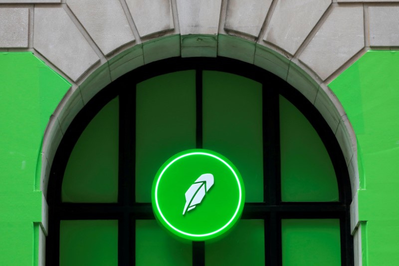 &copy; Reuters. FILE PHOTO: The logo of Robinhood Markets, Inc. is seen at a pop-up event on Wall Street after the company's IPO in New York City, U.S., July 29, 2021.  REUTERS/Andrew Kelly/File Photo