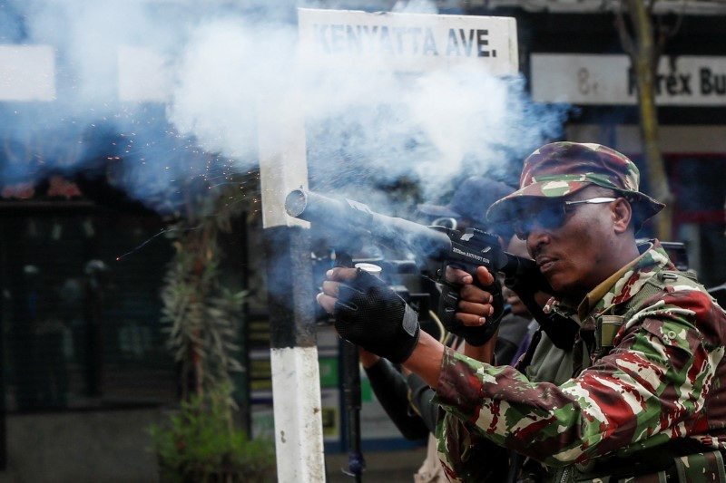 © Reuters. A police officer fires teargas during an anti-government demonstration over what organisers say are tax hikes, bad governance, constitutional violations, extra-judicial killings and cost of living, in Nairobi, Kenya, August 8, 2024. REUTERS/Monicah Mwangi