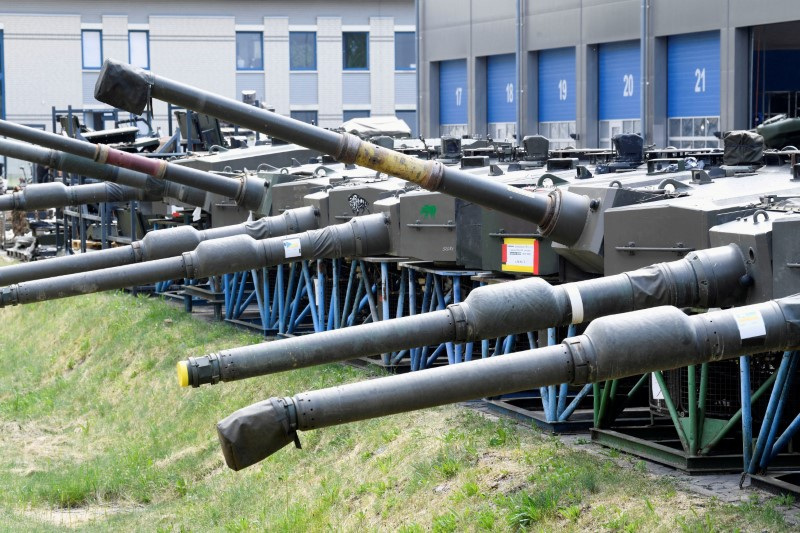 &copy; Reuters. FILE PHOTO: Tank gun barrels and towers for Leopard 2A 4 tanks are pictured beside a production line of German company Rheinmetall, which produces weapons and ammunition for tanks and artillery, during a media tour at the company’s plant in Unterluess, 