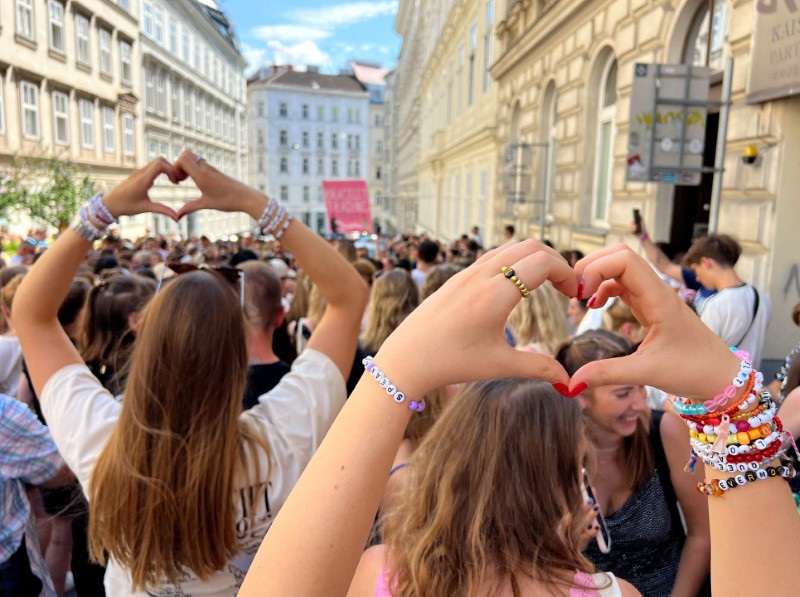 © Reuters. Stranded “Swifties” gather in Vienna at the Corneliusgasse, after the government confirmed a planned attack at the venue and the cancellations of Taylor Swift concerts in Vienna, Austria, August 8, 2024. REUTERS/Louisa Off