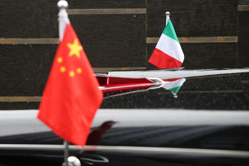 &copy; Reuters. Bandiere dell'Italia e della Cina adornano un'auto all'esterno della sede in cui il Presidente del Consiglio Giorgia Meloni ha parlato ai media, a Pechino, in Cina, il 30 luglio 2024. REUTERS/Florence Lo