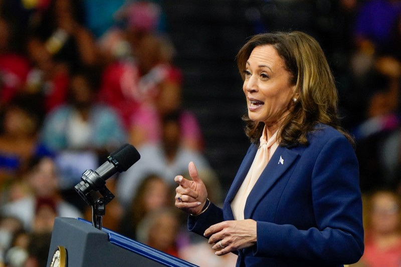 © Reuters. U.S. Vice President and Democratic presidential candidate Kamala Harris speaks as she holds a campaign rally with her newly chosen vice presidential running mate Minnesota Governor Tim Walz in Philadelphia, Pennsylvania, U.S., August 6, 2024. REUTERS/Elizabeth Frantz