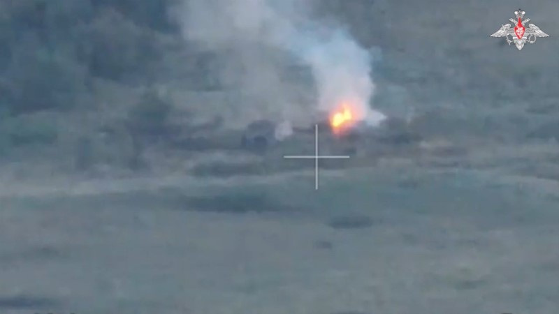 © Reuters. An aerial view shows what is said to be a Russian army strike on Ukrainian ammunition concealed in the area bordering Ukraine in the Kursk Region, Russia, in this still image from video released August 8, 2024. Russian Defence Ministry/Handout via REUTERS