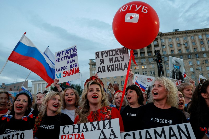 © Reuters. FILE PHOTO: Spectators gather before a concert of Yaroslav Dronov, known by his stage name Shaman, held in protest against, what organizers called, the illegal blocking of Russian users' channels on the video-streaming platform YouTube, near the U.S. embassy in Moscow, Russia July 19, 2024. REUTERS/Yulia Morozova/File Photo