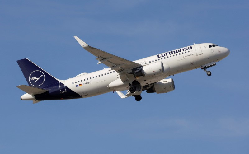 © Reuters. An Airbus A320-214 passenger aircraft of Lufthansa airline takes off from Malaga-Costa del Sol airport in Malaga, Spain, May 3, 2024. REUTERS/Jon Nazca/ File photo