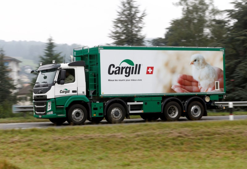 © Reuters. A Cargill logo is pictured on a truck transporting Provimi Kliba and Protector animal nutrition products near the factory in Lucens, Switzerland, September 22, 2016. REUTERS/Denis Balibouse/File Photo