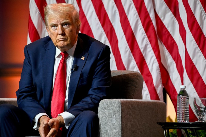 © Reuters. Republican presidential nominee and former U.S. President Donald Trump looks on during a panel of the National Association of Black Journalists (NABJ) convention in Chicago, Illinois, U.S. July 31, 2024. REUTERS/Vincent Alban