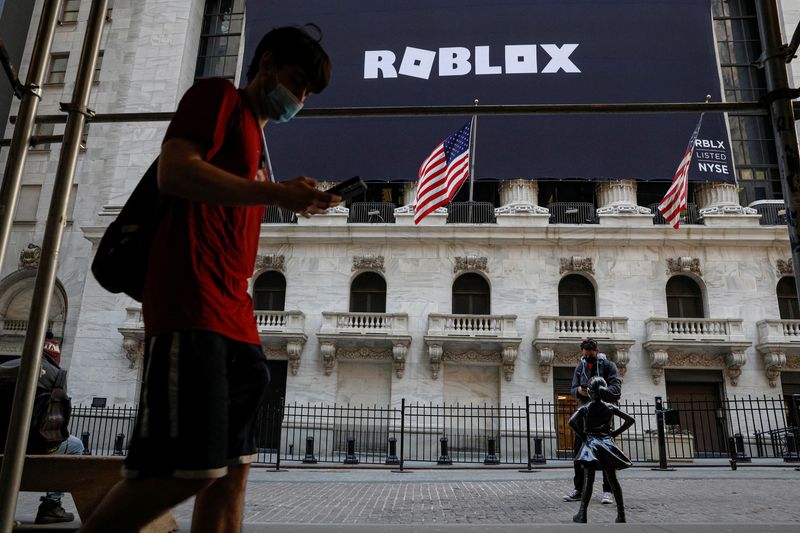 © Reuters. The Roblox logo is displayed on a banner, on the front facade of the New York Stock Exchange (NYSE) in New York, U.S., March 10, 2021. REUTERS/Brendan McDermid/File Photo