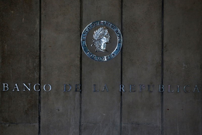 © Reuters.  FILE PHOTO: The logo of Colombia's central bank is seen in Bogota, Colombia October 1, 2018. REUTERS/Luisa Gonzalez/File Photo