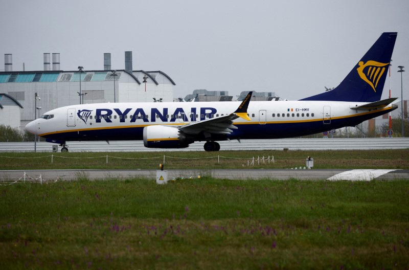 &copy; Reuters. FILE PHOTO: FILE PHOTO: A Ryanair Boeing 737 MAX 8-200 Aircraft prepares to take off from the Nantes Atlantique Airport in Bouguenais near Nantes, France, April 3, 2024. REUTERS/Stephane Mahe/File Photo/File Photo