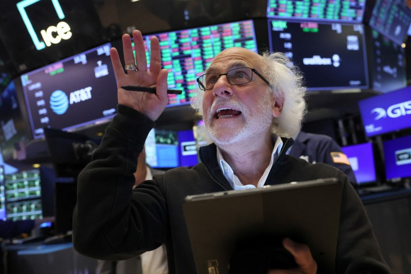 © Reuters. Traders work on the floor at the New York Stock Exchange (NYSE) in New York City, U.S., August 8, 2024.  REUTERS/Brendan McDermid