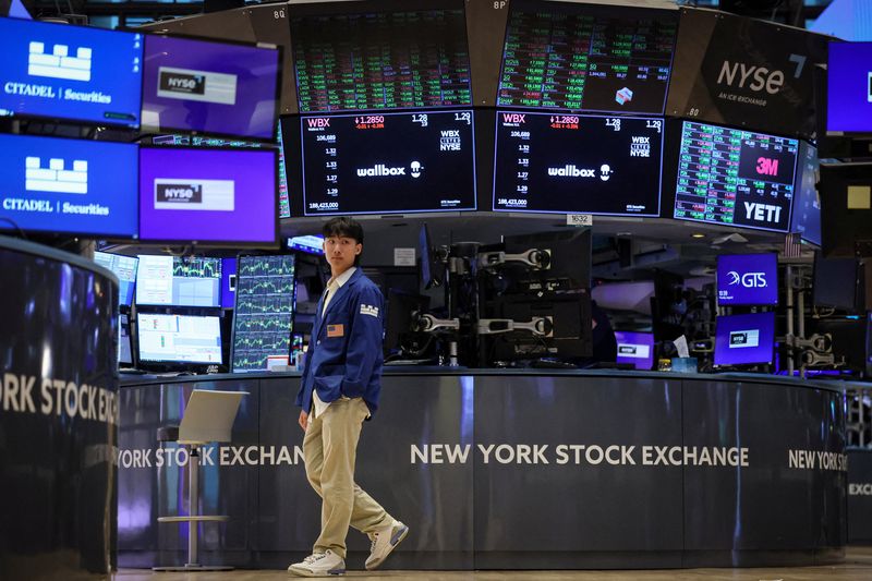 © Reuters. Traders work on the floor at the New York Stock Exchange (NYSE) in New York City, U.S., August 8, 2024.  REUTERS/Brendan McDermid