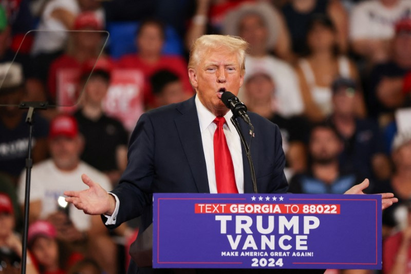 &copy; Reuters. Republican presidential nominee and former U.S. President Donald Trump speaks during a campaign rally held with Republican vice presidential nominee Senator JD Vance, in Atlanta, Georgia, U.S., August 3, 2024.  REUTERS/Umit Bektas/File Photo