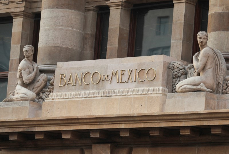 © Reuters.  FILE PHOTO: The logo of the Central Bank of Mexico (Banco de Mexico) is seen on its building in downtown Mexico City, Mexico, April 24, 2024. REUTERS/Henry Romero/File Photo