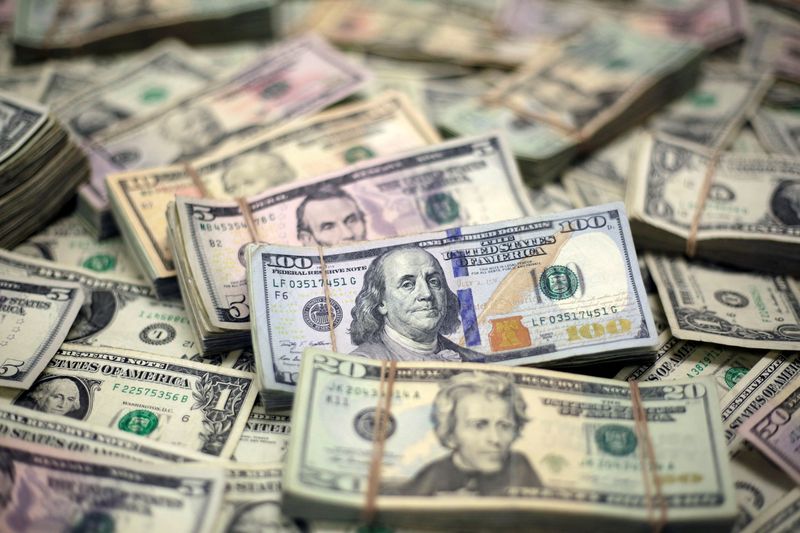 ©Reuters. FILE PHOTO: U.S. dollar banknotes are seen in this photo taken on February 12, 2018. REUTERS/Jose Luis Gonzalez/Illustration/File Photo