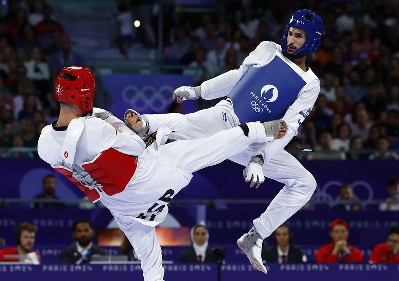 &copy; Reuters. Edival Pontes (azul) contra Javier Pérez Polo, da Espanhan08/08/2024nREUTERS/Albert Gea