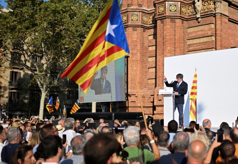 &copy; Reuters. O líder separatista catalão Carles Puigdemont fala ao retornar à Espanha após sete anos de exílio autoimposto no Arco do Triunfo em Barcelona, ​​Espanhan08/08/2024nREUTERS/Lorena Sopena