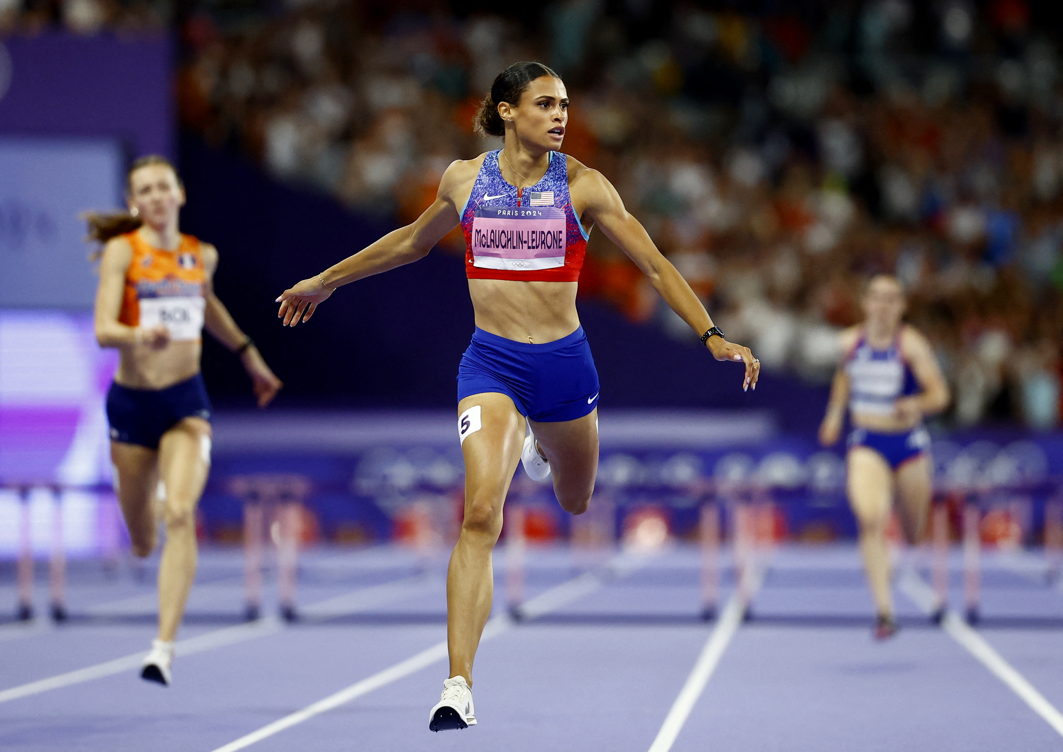 &copy; Reuters. Paris 2024 Olympics - Athletics - Women's 400m Hurdles Final - Stade de France, Saint-Denis, France - August 08, 2024. Sydney McLaughlin-Levrone of United States crosses the line to win gold and set a new world record. REUTERS/Sarah Meyssonnier