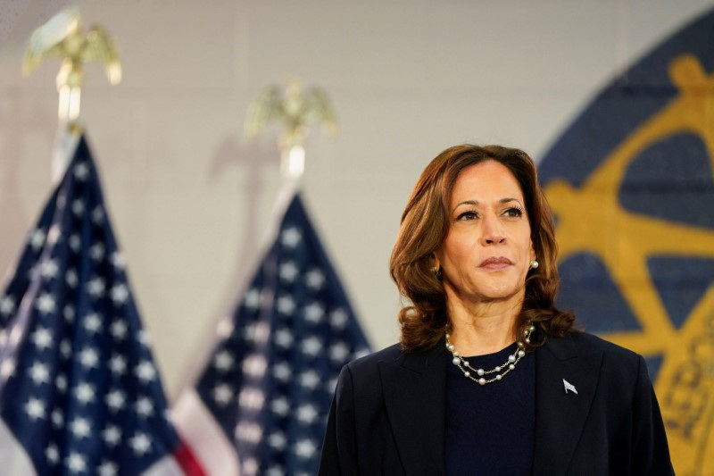 © Reuters. U.S. Vice President and Democratic presidential candidate Kamala Harris looks on as she attends a campaign event with her vice presidential running mate Minnesota Governor Tim Walz at the United Auto Workers (UAW) Local 900 in Wayne, Michigan, U.S., August 8, 2024. REUTERS/Elizabeth Frantz