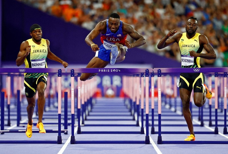 © Reuters. Paris 2024 Olympics - Athletics - Men's 110m Hurdles Final - Stade de France, Saint-Denis, France - August 08, 2024. Grant Holloway of United States in action before winning gold. REUTERS/Sarah Meyssonnier     TPX IMAGES OF THE DAY