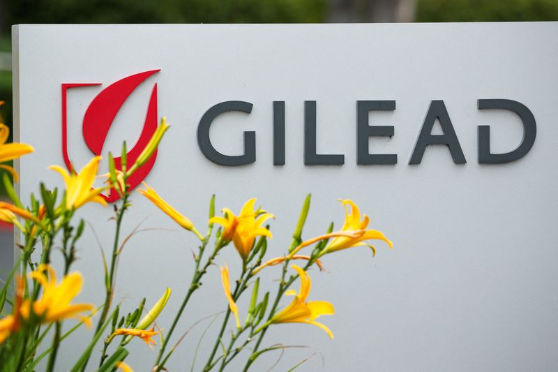 &copy; Reuters. FILE PHOTO: Gilead Sciences is seen  in Oceanside, California, U.S., April 29, 2020. REUTERS/Mike Blake/File Photo