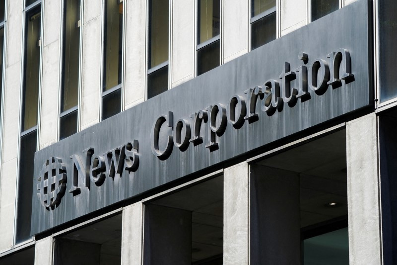 © Reuters. FILE PHOTO: A view of signage outside the News Corporation building after it was announced that Rupert Murdoch would step down as chairman of News Corp and Fox in favor of his son Lachlan Murdoch, in New York, U.S., September 21, 2023 .REUTERS/Bing Guan/File photo