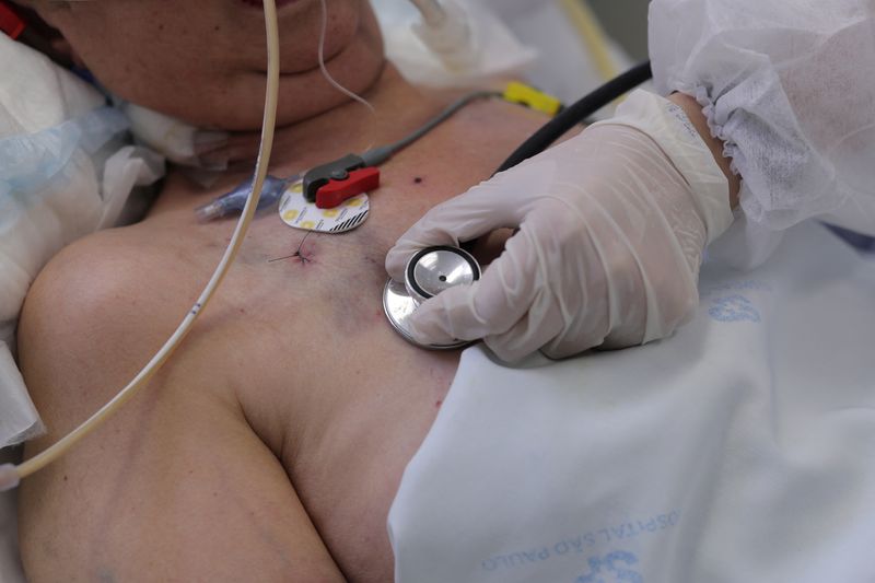 © Reuters. Profissional da saúde examina paciente em hospital em São Paulo
17/03/2021
REUTERS/Amanda Perobelli