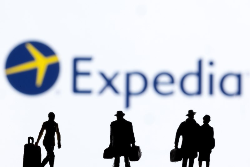 &copy; Reuters. FILE PHOTO: Figurines are seen in front of the Expedia logo in this illustration taken February 27, 2022. REUTERS/Dado Ruvic/Illustration/File Photo