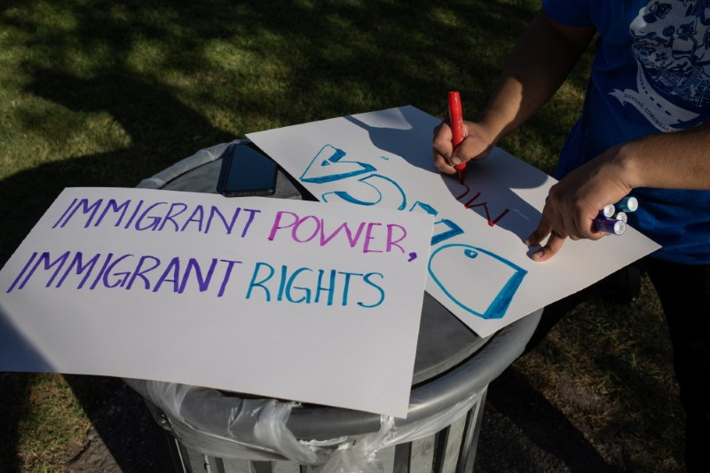 © Reuters. Activists draw placards in support of the Deferred Action for Childhood Arrivals policy ahead of a hearing on a revised version of the DACA program outside a federal courthouse in Houston, Texas, U.S., June 1, 2023. REUTERS/Adrees Latif/File Photo