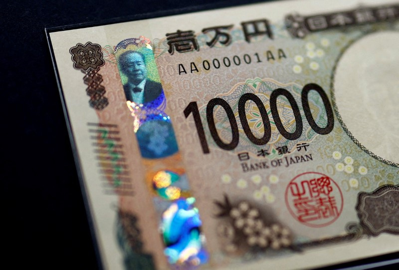 &copy; Reuters. FILE PHOTO: Holograms are seen on the new Japanese 10,000 yen banknote as the new note is displayed at a currency museum of the Bank of Japan, on the day the new notes of 10,000 yen, 5,000 yen and 1,000 yen went into circulation, in Tokyo, Japan July 3, 2