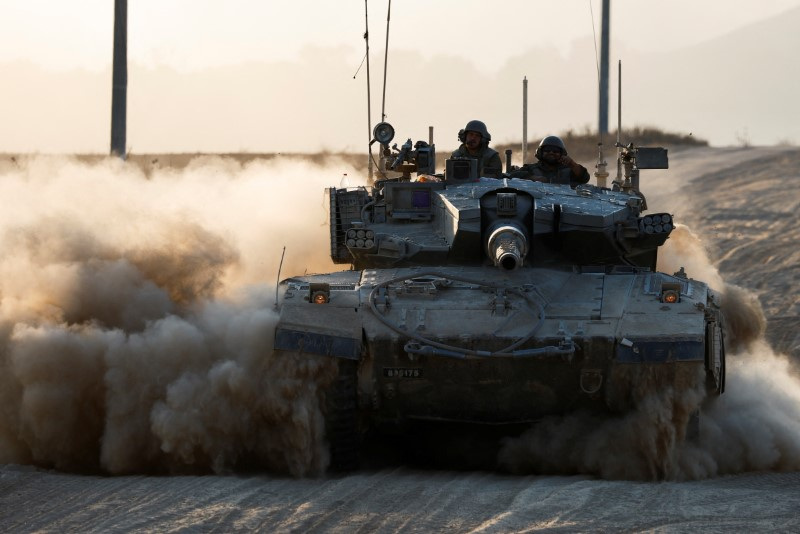 &copy; Reuters. Um tanque manobra perto da fronteira Israel-Gazan07/08/2024nREUTERS/Amir Cohen