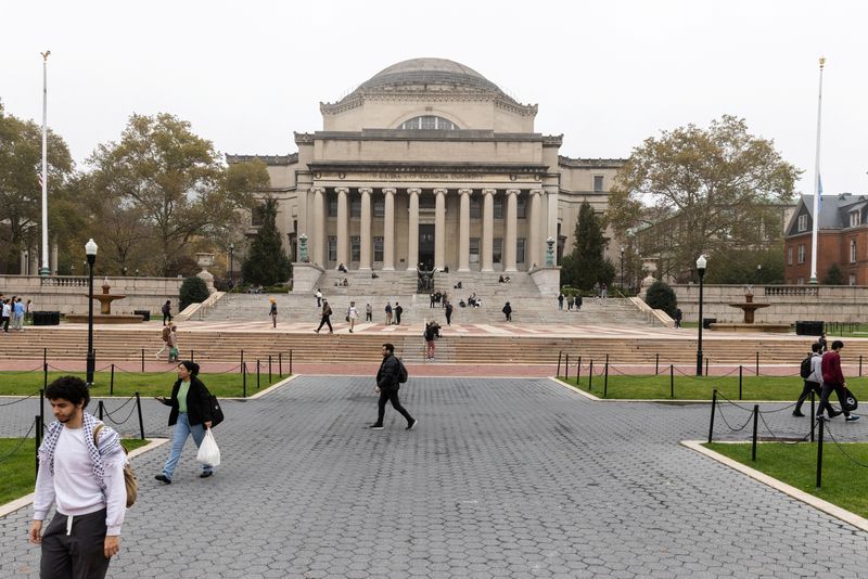 © Reuters. FILE PHOTO: People walk past Columbia University in New York, U.S., October 30, 2023. REUTERS/Jeenah Moon/File Photo