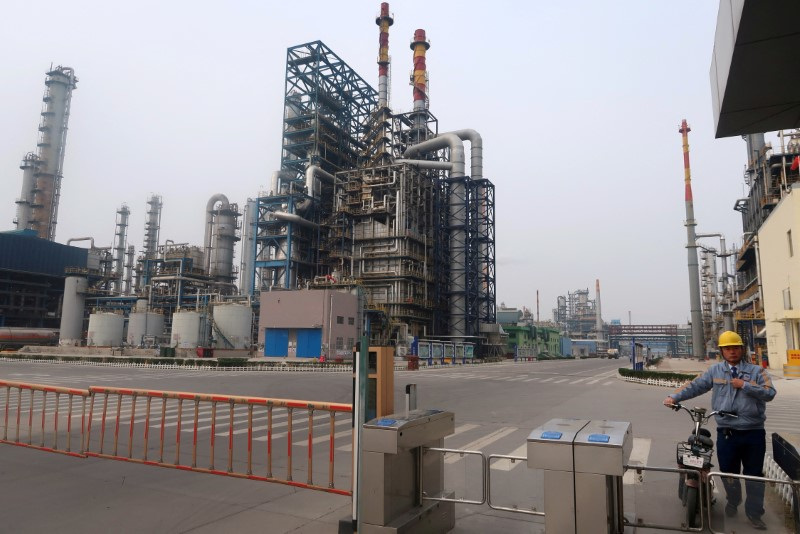 ©Reuters. FILE PHOTO: A man is seen at the exit of Chamroad Petrochemicals refinery in Binzhou, Shandong province, China, October 24, 2019. Photo taken October 24, 2019. REUTERS/Stringer/File Photo