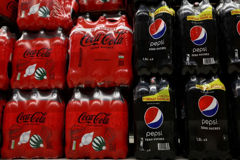 © Reuters. FILE PHOTO: Bottles of Coca-Cola and Pepsi are seen at a Carrefour hypermarket in Paris, France, January 4, 2024. REUTERS/Stephanie Lecocq/File Photo