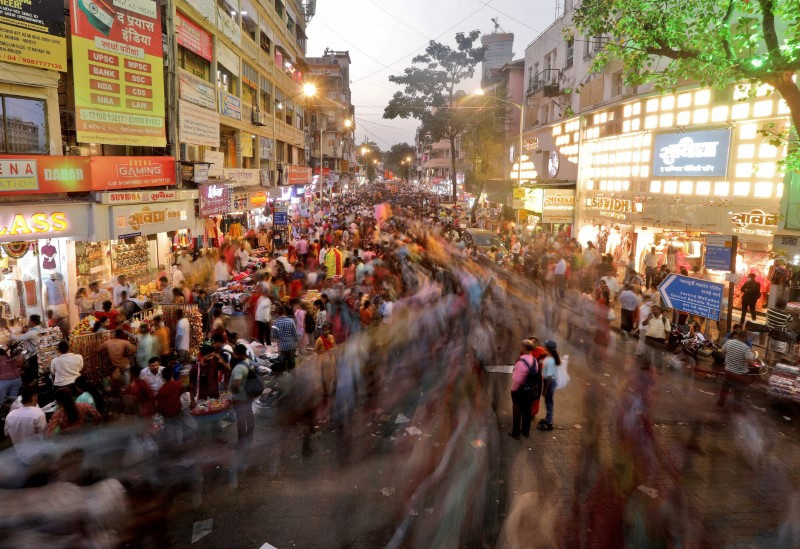 © Reuters. FILE PHOTO: Shoppers crowd at a market place in Mumbai, India, October 22, 2022. REUTERS/Niharika Kulkarni/File Photo