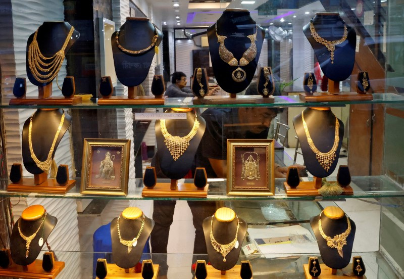 &copy; Reuters. FILE PHOTO: Gold necklaces are displayed inside a jewellery showroom in Kolkata, India, July 23, 2024. REUTERS/Sahiba Chawdhary/File Photo