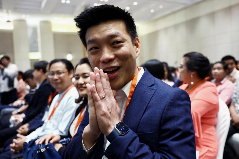 © Reuters. Natthaphong Ruengpanyawut, a member of the now disbanded opposition Move Forward Party, reacts before a press conference to announce a new political party in Bangkok, Thailand, August 9, 2024. REUTERS/Chalinee Thirasupa