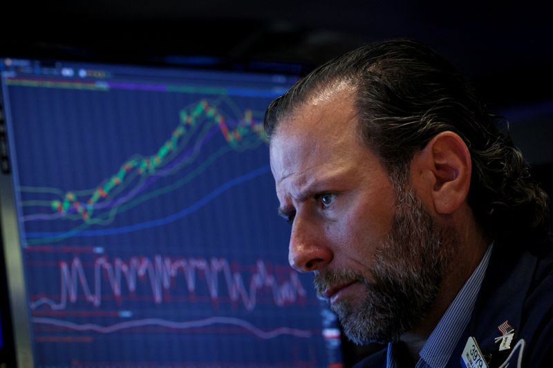 &copy; Reuters. Traders work on the floor at the New York Stock Exchange (NYSE) in New York City, U.S., June 24, 2024.  REUTERS/Brendan McDermid