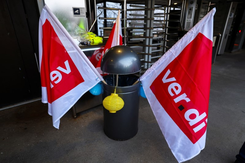 © Reuters. FILE PHOTO: Verdi union flags in Frankfurt, Germany, March 7, 2024. REUTERS/Kai Pfaffenbach/File Photo