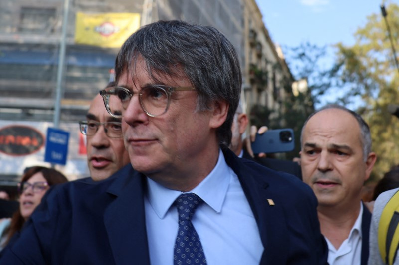 © Reuters. FILE PHOTO: Catalan separatist leader Carles Puigdemont makes his way as he returns to Spain from seven years of self-imposed exile despite a pending warrant for his arrest, during a welcoming event organised by his party, Junts per Catalunya, in Barcelona, Spain, August 8, 2024. REUTERS/Nacho Doce/File Photo