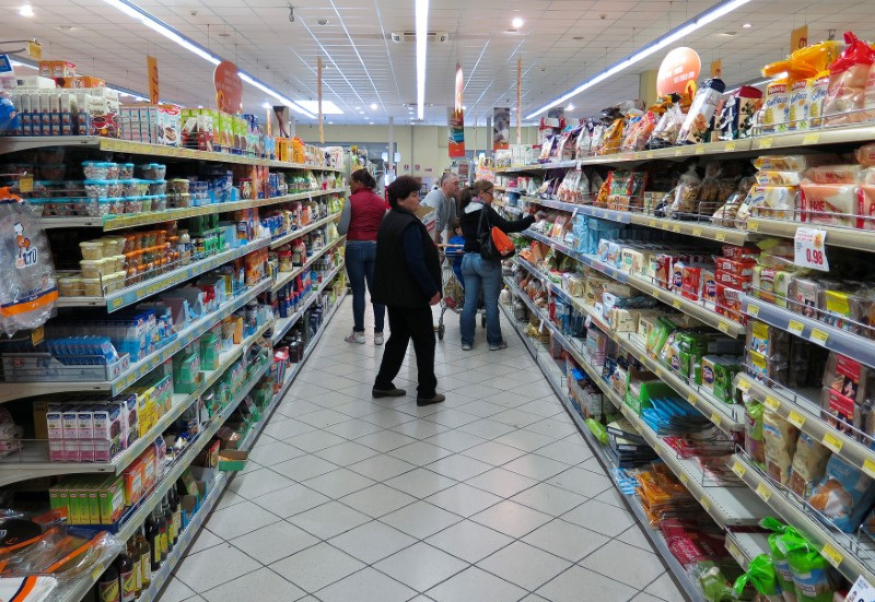 © Reuters. FILE PHOTO: People are seen in a Conad grocery shop in Rome, Italy, April 10, 2016.   REUTERS/Max Rossi/File Photo